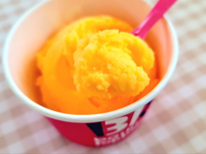 オレンジソルベをスプーンですくう様子