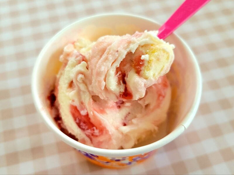 ストロベリーチーズケーキアイスをスプーンですくう様子