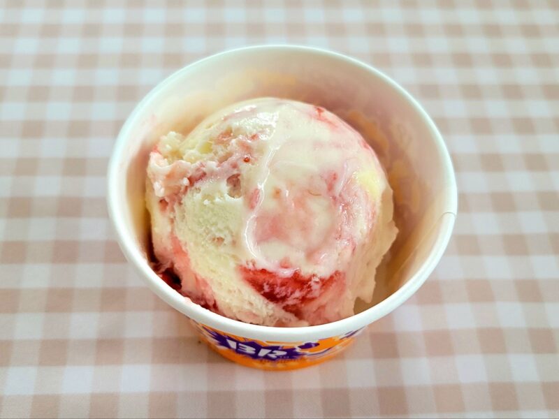 カップに盛られたストロベリーチーズケーキアイス
