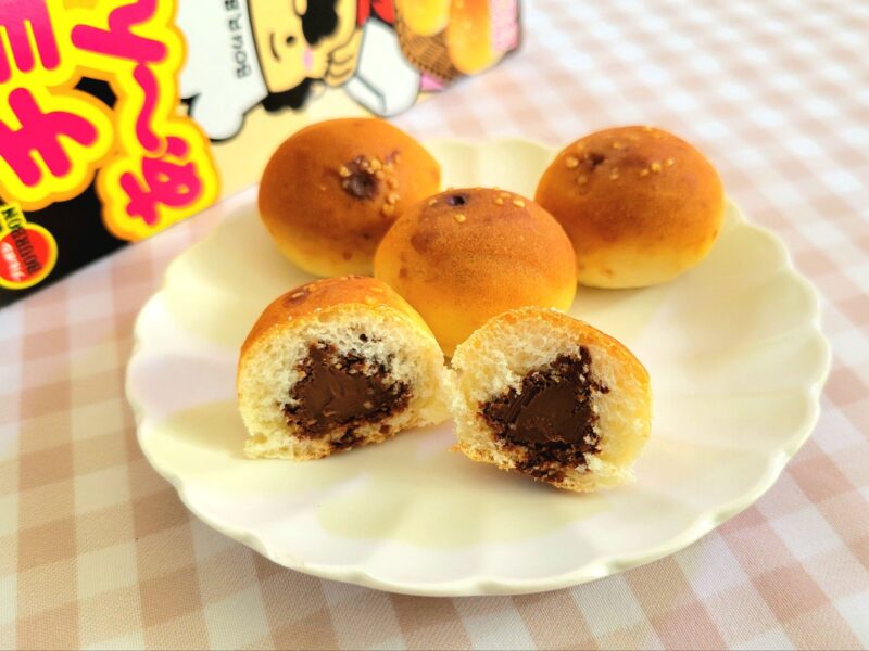 皿に出されたブルボンチョコあ～んぱんの全体とカット断面