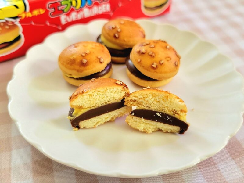 皿に出されたブルボンエブリバーガーの全体とカット断面