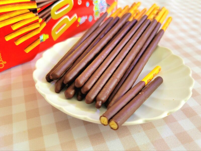 お皿に出されたグリコポッキーの全体と断面