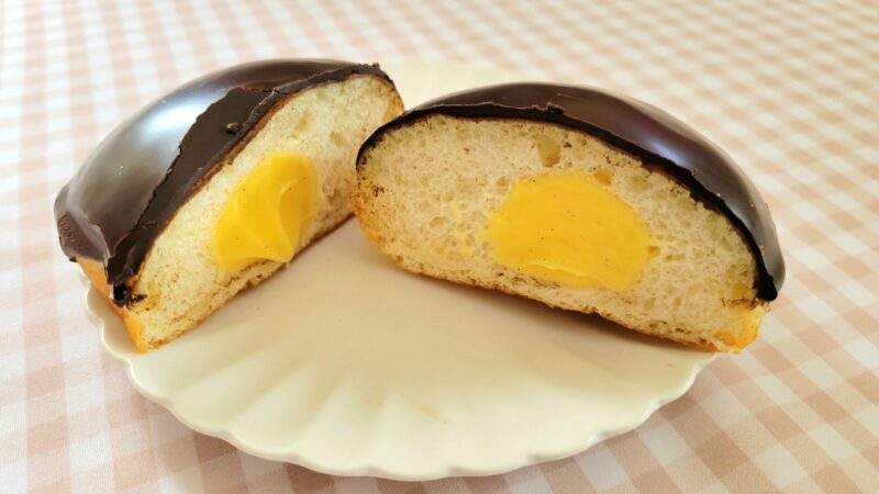チョココートカスタードドーナツのカット断面