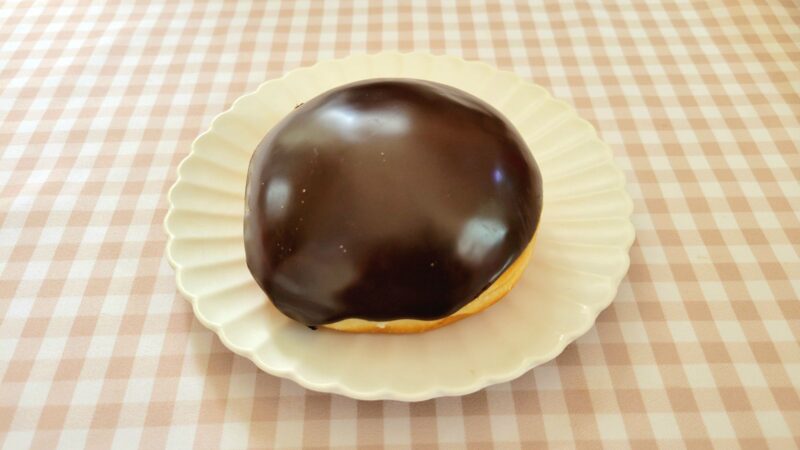 お皿に乗せられたチョココートカスタードドーナツ