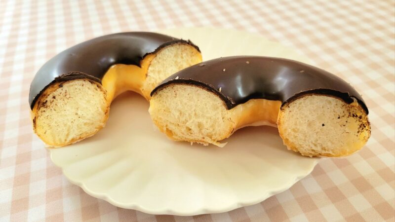 チョココートグレーズドドーナツのカット断面