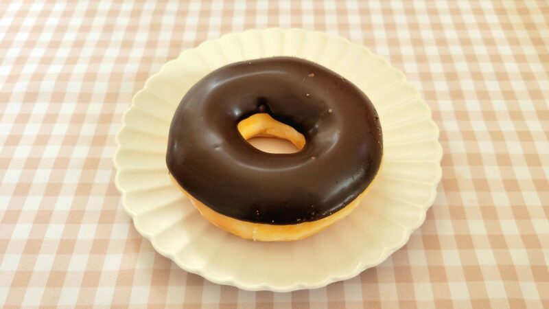 お皿に乗せられたチョココートグレーズドドーナツ