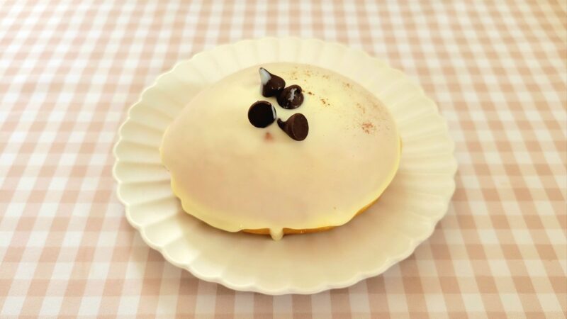 お皿に乗せられたチョコクリームドーナツ
