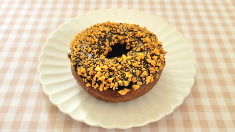 お皿に乗せられたチョコクランチドーナツ