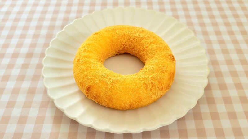 お皿に乗せられたKomecoきなこドーナツ