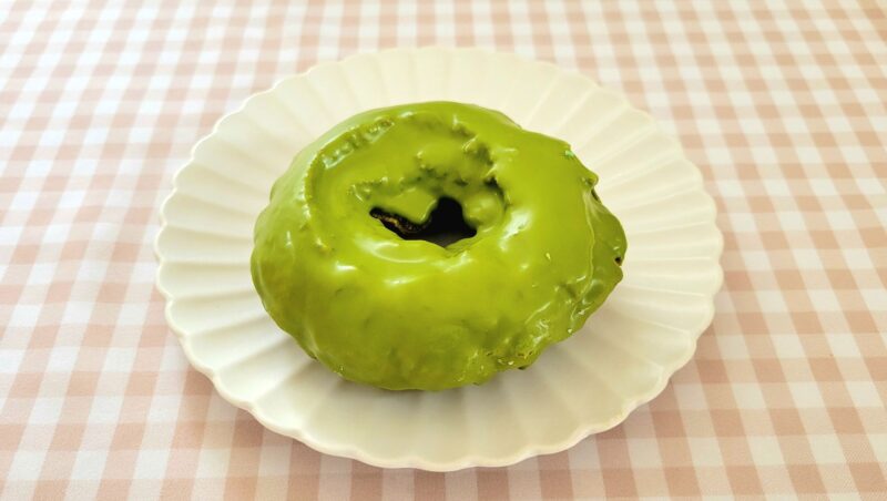 お皿に乗せられたオールドファッション宇治抹茶