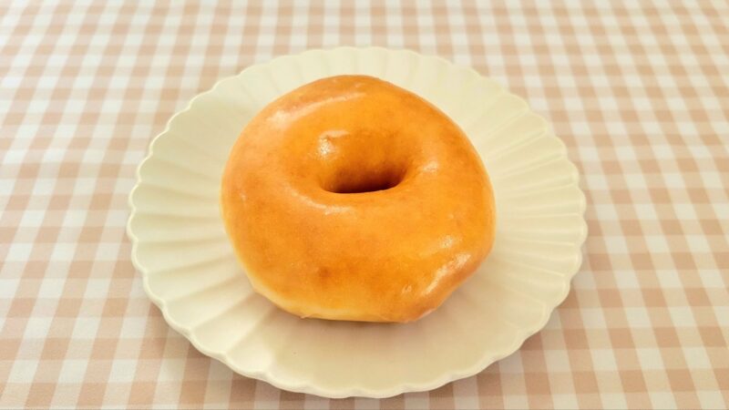 お皿に乗せられたオリジナルグレーズドドーナツ