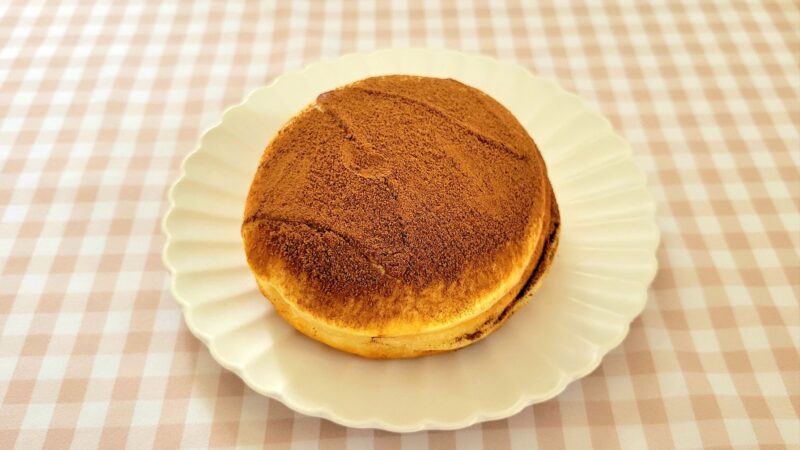 お皿に乗せられたティラミスクリームドーナツ