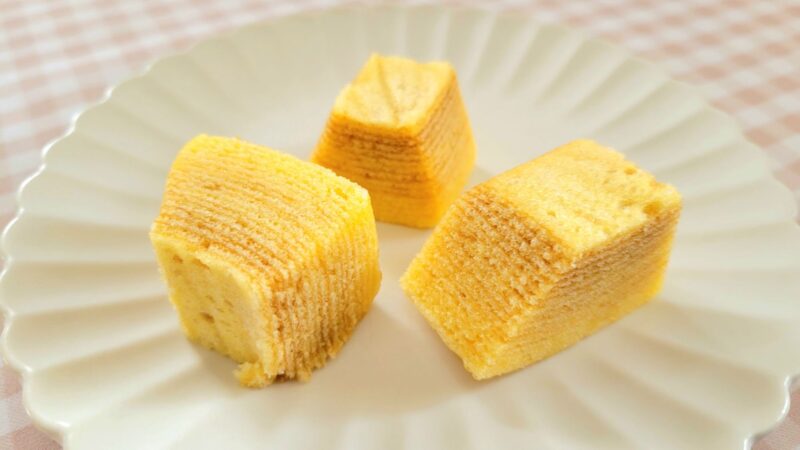 お皿に数個乗せられたふぞろいバウムクーヘン