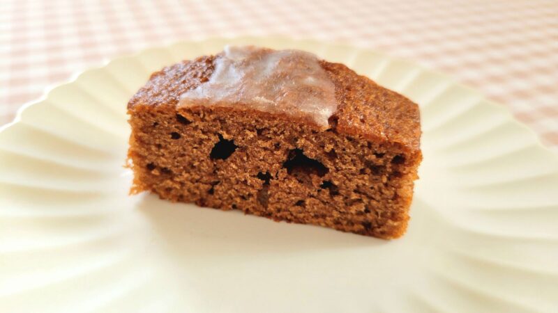 カットされお皿に乗せられた一切れのふぞろいチョコパウンドケーキ