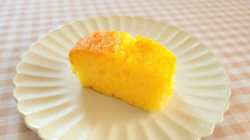 カットされお皿にのせられた一切れのふぞろいパウンドケーキ
