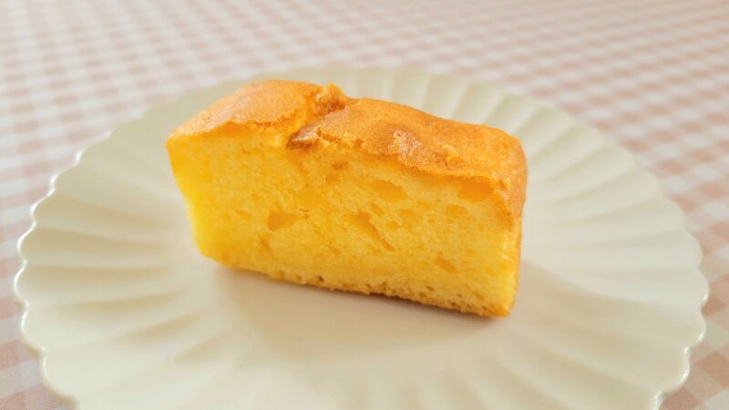 お皿に乗せられた一切れのもちもちパウンドケーキ