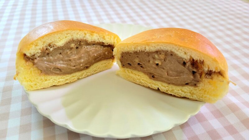 チョコレートくりーむパンのカット断面