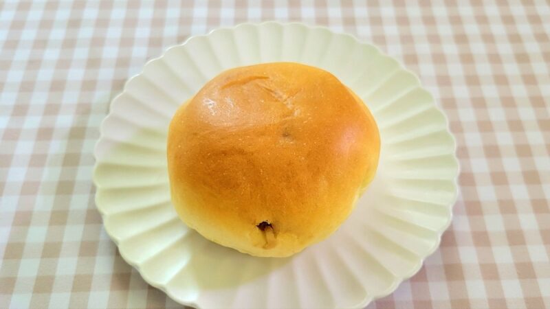 お皿に乗せられたチョコレートくりーむパンの全体
