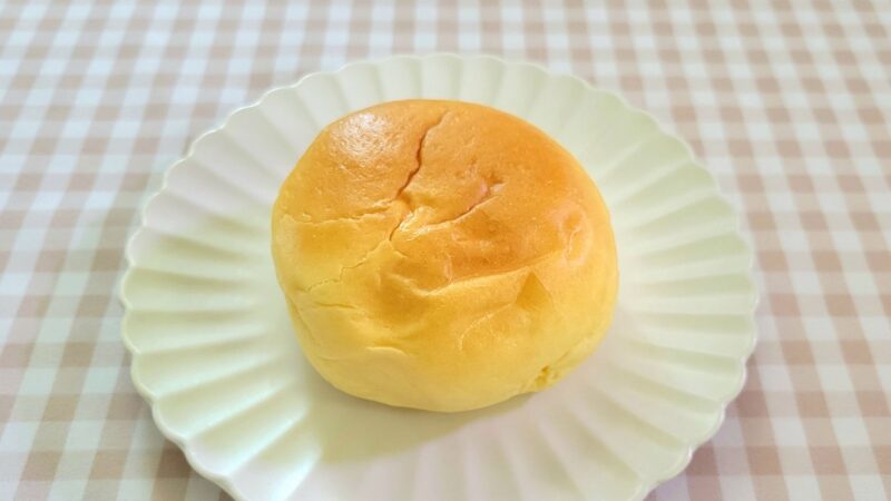 お皿に乗せられたカスタードくりーむパンの全体