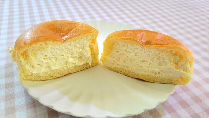 生クリーム＆カスタードくりーむパンのカット断面