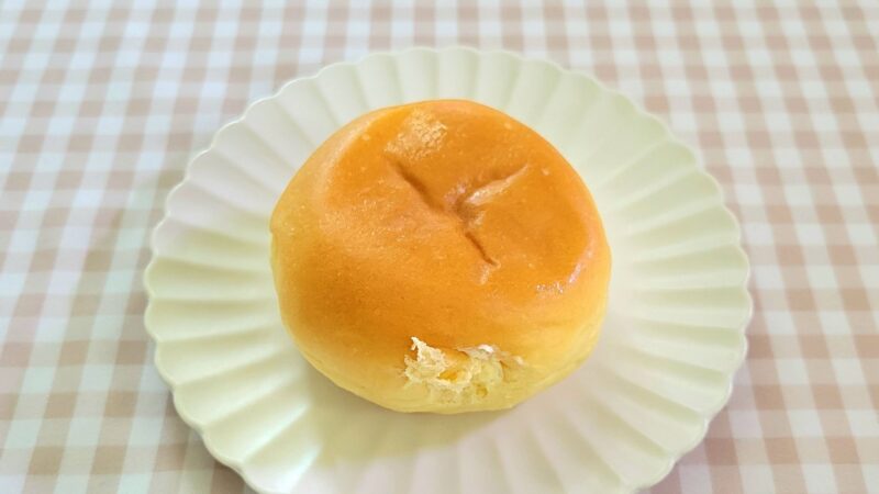 お皿に乗せられた生クリーム＆カスタードくりーむパンの全体
