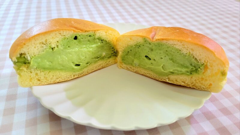 抹茶クリームパンのカット断面