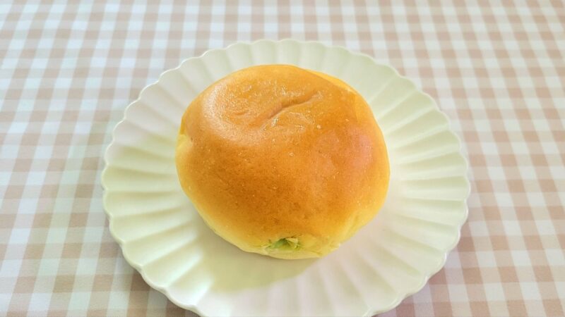 お皿に乗せられた抹茶くりーむパンの全体