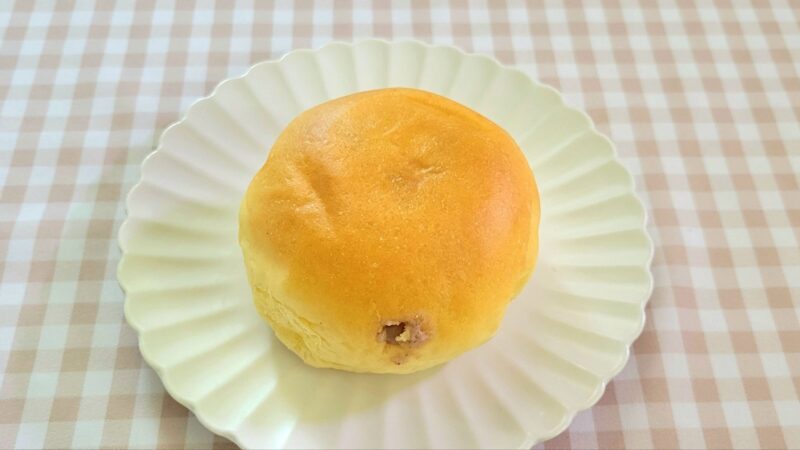 お皿に乗せられた小倉くりーむパンの全体